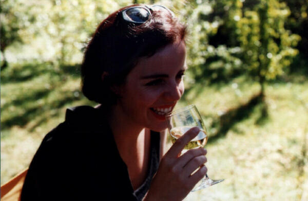 Xeidi mit Wein im Garten