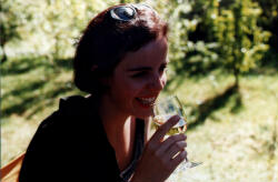 Xeidi mit Wein im Garten